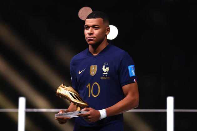 Kylian Mbappe of France poses with the Golden Boot as tournament top scorer at full-time following the 2022 FIFA World Cup, WM, Weltmeisterschaft, Fussball Final at Lusail Stadium in Lusail City, Qatar on December 18, 2022.  LUS20221218109 CHRISxBRUNSKILL