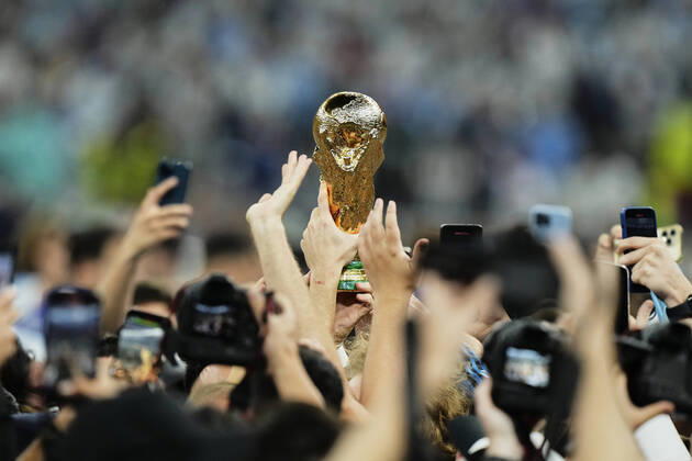 Bilder des Jahres 2022, Sport 12 Dezember Sport Themen der Woche KW50 Sport Bilder des Tages Argentina v France: Final - FIFA World Cup, WM, Weltmeisterschaft, Fussball Qatar 2022 FIFA World Cup Qatar 2022 Winner s Trophy after the team s victory after the FIFA World Cup Qatar 2022 Final match between Argentina and France at Lusail Stadium on December 18, 2022 in Lusail City, Qatar. Lusail City Qatar  Copyright: xJosexBretonx originalFilename:breton-argentin221218_np2Rz.jpg