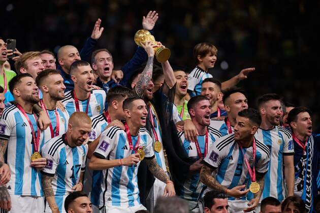 RECORD DATE NOT STATED FIFA World Cup, WM, Weltmeisterschaft, Fussball Qatar 2022 Argentina vs France Final Lionel Messi lifts the Champions Trophy with players from Argentina the game Argentina vs France, corresponding to the great final of the FIFA World Cup Qatar 2022, at Lusail Stadium, Lusail, Doha, on December 18, 2022. <br><br> Lionel Messi levanta el Trofeo de campeon junto a jugadores de Argentina despues del partido Argentina vs Francia, correspondiente a la gran final de la Copa Mundial de la FIFA Catar 2022, en el Estadio Lusail, Lusail, Doha, el 18 de Diciembre de 2022 LUSAIL DOHA QATAR Copyright: xJorgexMartinezx 20221218_11880