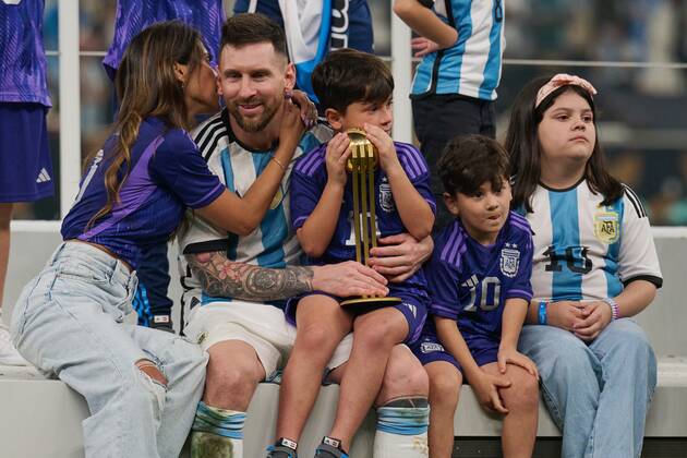RECORD DATE NOT STATED FIFA World Cup, WM, Weltmeisterschaft, Fussball Qatar 2022 Argentina vs France Final Lionel Messi from Argentina, his wife Antonela Roccuzzo, sons Thiago, Mateo, Ciro after the game Argentina vs France, corresponding to the great final of the FIFA World Cup Qatar 2022, at Lusail Stadium, Lusail, Doha, on December 18, 2022. <br><br> Lionel Messi de Argentina, su esposa Antonela Roccuzzo, hijos Thiago, Mateo, Ciro, despues del partido Argentina vs Francia, correspondiente a la gran final de la Copa Mundial de la FIFA Catar 2022, en el Estadio Lusail, Lusail, Doha, el 18 de Diciembre de 2022 LUSAIL DOHA QATAR  Copyright: xJorgexMartinezx 20221218_11881