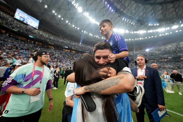 QAT: Argentina v France. FIFA World Cup, WM, Weltmeisterschaft, Fussball Qatar 2022. Final Cristian Romero of Argentina with his son during the FIFA World Cup Qatar 2022 match, Final, between Argentina and France played at Lusail Stadium on Dec 18, 2022 in Lusail, Qatar. Copyright: xBaguxBlancox xPRESSINx WC_221218_383