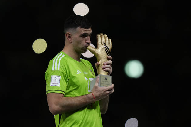 Argentina v France: Final - FIFA World Cup, WM, Weltmeisterschaft, Fussball Qatar 2022 Emiliano Martinez goalkeeper of Argentina and Aston Villa whit his trophy of Best Goalkeeper after the FIFA World Cup Qatar 2022 Final match between Argentina and France at Lusail Stadium on December 18, 2022 in Lusail City, Qatar. Lusail City Qatar  Copyright: xJosexBretonx originalFilename:breton-argentin221218_npe9F.jpg