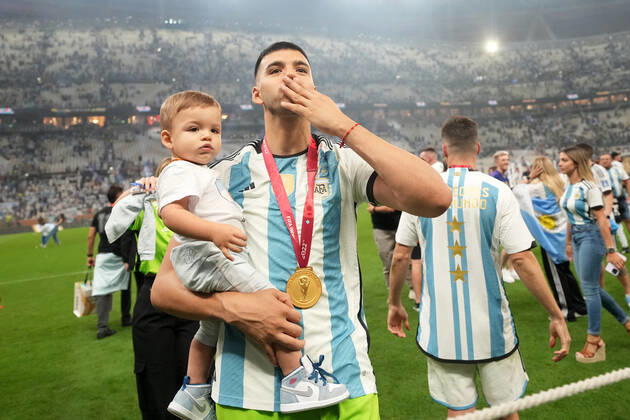 QAT: Argentina v France. FIFA World Cup, WM, Weltmeisterschaft, Fussball Qatar 2022. Final Geronimo Rulli of Argentina with his son during the FIFA World Cup Qatar 2022 match, Final, between Argentina and France played at Lusail Stadium on Dec 18, 2022 in Lusail, Qatar. Copyright: xBaguxBlancox xPRESSINx WC_221218_385