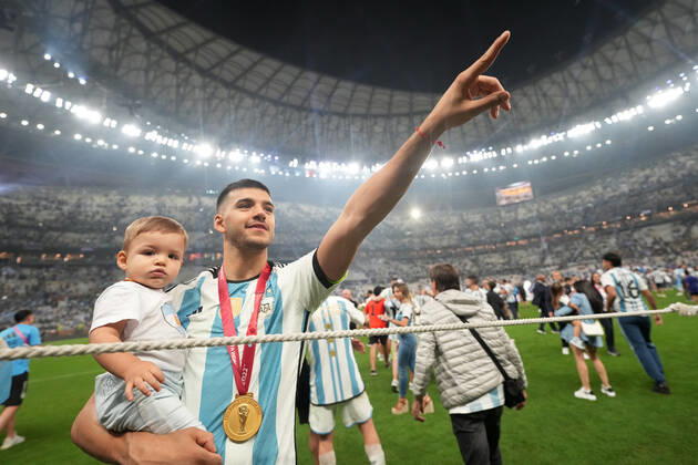 Sport Bilder des Tages QAT: Argentina v France. FIFA World Cup, WM, Weltmeisterschaft, Fussball Qatar 2022. Final Geronimo Rulli of Argentina with his son during the FIFA World Cup Qatar 2022 match, Final, between Argentina and France played at Lusail Stadium on Dec 18, 2022 in Lusail, Qatar. Copyright: xBaguxBlancox xPRESSINx WC_221218_387