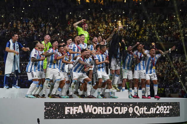QAT: Argentina v France. FIFA World Cup, WM, Weltmeisterschaft, Fussball Qatar 2022. Final Lionel Messi of Argentina lifts the World Cup with his teammates during the FIFA World Cup Qatar 2022 match, Final, between Argentina and France played at Lusail Stadium on Dec 18, 2022 in Lusail, Qatar. Copyright: xBaguxBlancox xPRESSINx WC_221218_369