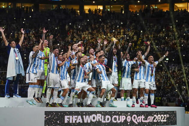 QAT: Argentina v France. FIFA World Cup, WM, Weltmeisterschaft, Fussball Qatar 2022. Final Lionel Messi of Argentina lifts the World Cup with his teammates during the FIFA World Cup Qatar 2022 match, Final, between Argentina and France played at Lusail Stadium on Dec 18, 2022 in Lusail, Qatar. Copyright: xBaguxBlancox xPRESSINx WC_221218_370