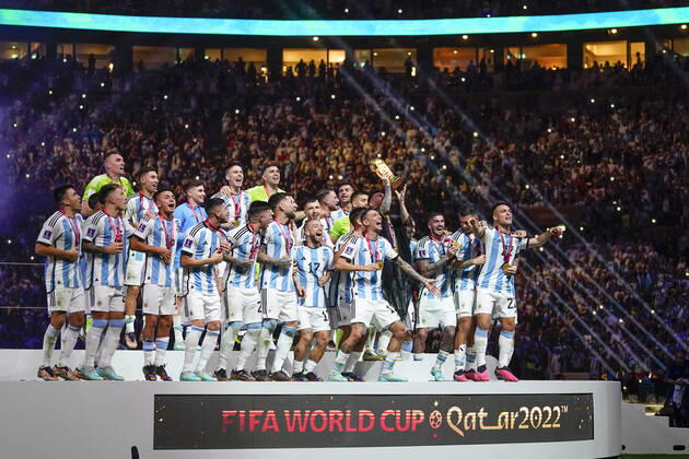 QAT: Argentina v France. FIFA World Cup, WM, Weltmeisterschaft, Fussball Qatar 2022. Final Lionel Messi of Argentina lifts the World Cup with his teammates during the FIFA World Cup Qatar 2022 match, Final, between Argentina and France played at Lusail Stadium on Dec 18, 2022 in Lusail, Qatar. Copyright: xBaguxBlancox xPRESSINx WC_221218_371