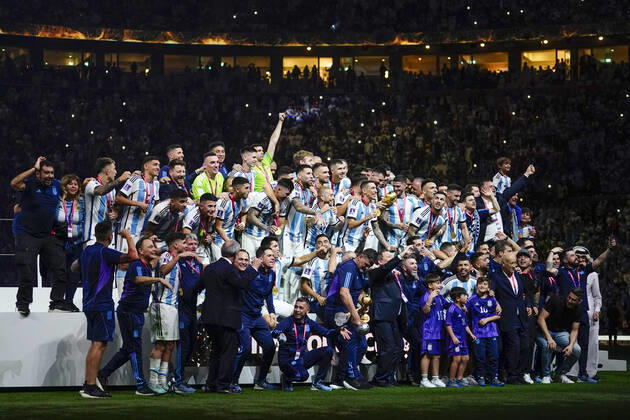 QAT: Argentina v France. FIFA World Cup, WM, Weltmeisterschaft, Fussball Qatar 2022. Final Lionel Messi of Argentina lifts the World Cup with his teammates during the FIFA World Cup Qatar 2022 match, Final, between Argentina and France played at Lusail Stadium on Dec 18, 2022 in Lusail, Qatar. Copyright: xBaguxBlancox xPRESSINx WC_221218_372