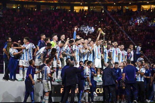 QAT: Argentina v France. FIFA World Cup, WM, Weltmeisterschaft, Fussball Qatar 2022. Final Lionel Messi of Argentina lifts the World Cup with his teammates during the FIFA World Cup Qatar 2022 match, Final, between Argentina and France played at Lusail Stadium on Dec 18, 2022 in Lusail, Qatar. Copyright: xBaguxBlancox xPRESSINx WC_221218_373