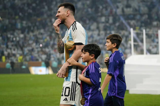 QAT: Argentina v France. FIFA World Cup, WM, Weltmeisterschaft, Fussball Qatar 2022. Final Lionel Messi of Argentina with his sons during the FIFA World Cup Qatar 2022 match, Final, between Argentina and France played at Lusail Stadium on Dec 18, 2022 in Lusail, Qatar. Copyright: xBaguxBlancox xPRESSINx WC_221218_374