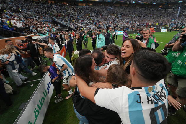 QAT: Argentina v France. FIFA World Cup, WM, Weltmeisterschaft, Fussball Qatar 2022. Final Julian Alvarez of Argentina with his family during the FIFA World Cup Qatar 2022 match, Final, between Argentina and France played at Lusail Stadium on Dec 18, 2022 in Lusail, Qatar. Copyright: xBaguxBlancox xPRESSINx WC_221218_376