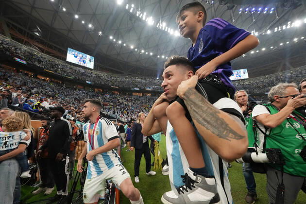 QAT: Argentina v France. FIFA World Cup, WM, Weltmeisterschaft, Fussball Qatar 2022. Final Cristian Romero of Argentina with his son during the FIFA World Cup Qatar 2022 match, Final, between Argentina and France played at Lusail Stadium on Dec 18, 2022 in Lusail, Qatar. Copyright: xBaguxBlancox xPRESSINx WC_221218_377