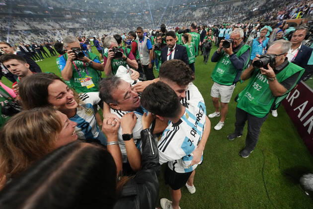 QAT: Argentina v France. FIFA World Cup, WM, Weltmeisterschaft, Fussball Qatar 2022. Final Julian Alvarez of Argentina with his family during the FIFA World Cup Qatar 2022 match, Final, between Argentina and France played at Lusail Stadium on Dec 18, 2022 in Lusail, Qatar. Copyright: xBaguxBlancox xPRESSINx WC_221218_378