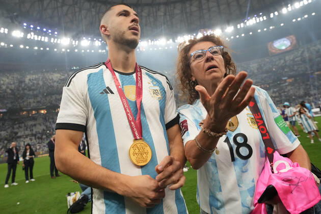 QAT: Argentina v France. FIFA World Cup, WM, Weltmeisterschaft, Fussball Qatar 2022. Final Guido Rodriguez of Argentina with his mother during the FIFA World Cup Qatar 2022 match, Final, between Argentina and France played at Lusail Stadium on Dec 18, 2022 in Lusail, Qatar. Copyright: xBaguxBlancox xPRESSINx WC_221218_379