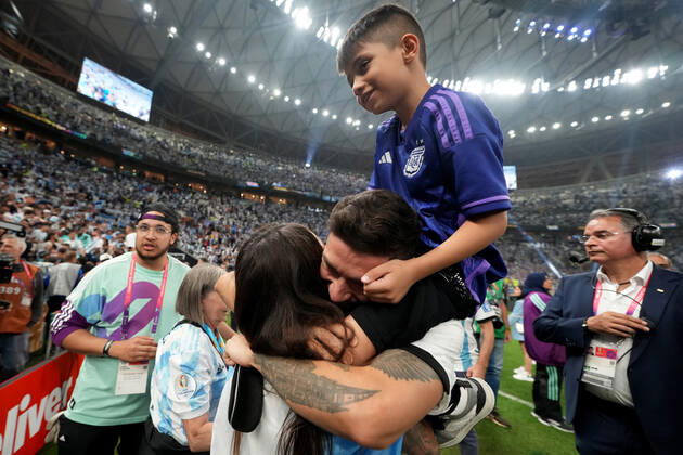 QAT: Argentina v France. FIFA World Cup, WM, Weltmeisterschaft, Fussball Qatar 2022. Final Cristian Romero of Argentina with his son during the FIFA World Cup Qatar 2022 match, Final, between Argentina and France played at Lusail Stadium on Dec 18, 2022 in Lusail, Qatar. Copyright: xBaguxBlancox xPRESSINx WC_221218_382
