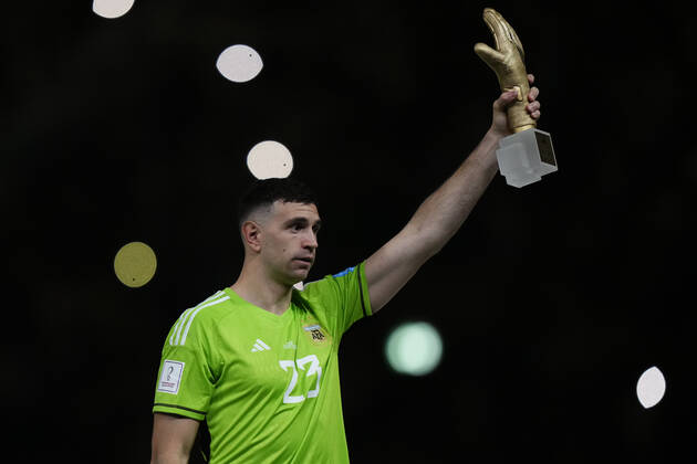 Argentina v France: Final - FIFA World Cup, WM, Weltmeisterschaft, Fussball Qatar 2022 Emiliano Martinez goalkeeper of Argentina and Aston Villa whit his trophy of Best Goalkeeper after the FIFA World Cup Qatar 2022 Final match between Argentina and France at Lusail Stadium on December 18, 2022 in Lusail City, Qatar. Lusail City Qatar  Copyright: xJosexBretonx originalFilename:breton-argentin221218_npRCj.jpg