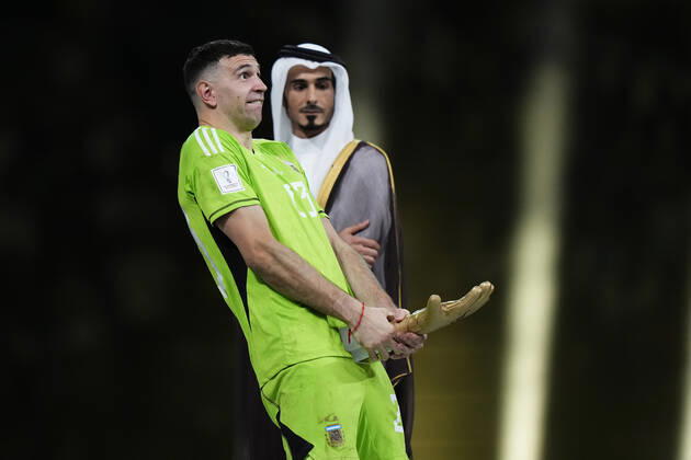 Argentina v France: Final - FIFA World Cup, WM, Weltmeisterschaft, Fussball Qatar 2022 Emiliano Martinez goalkeeper of Argentina and Aston Villa whit his trophy of Best Goalkeeper after the FIFA World Cup Qatar 2022 Final match between Argentina and France at Lusail Stadium on December 18, 2022 in Lusail City, Qatar. Lusail City Qatar  Copyright: xJosexBretonx originalFilename:breton-argentin221218_npiDL.jpg