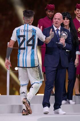 RECORD DATE NOT STATED FIFA World Cup, WM, Weltmeisterschaft, Fussball Qatar 2022 Argentina vs France Final Enzo Fernandez of Argentina and Gianni Infantino President of FIFA during the game Argentina vs France, corresponding to the great final of the FIFA World Cup Qatar 2022, at Lusail Stadium, Lusail, Doha, on December 18, 2022. <br><br> Enzo Fernandez de Argentina y Gianni Infantino Presidente de FIFA durante el partido Argentina vs Francia, correspondiente a la gran final de la Copa Mundial de la FIFA Catar 2022, en el Estadio Lusail, Lusail, Doha, el 18 de Diciembre de 2022 LUSAIL DOHA QATAR Copyright: xJorgexMartinezx 20221218_11957