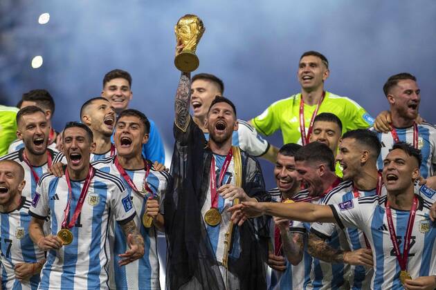 RECORD DATE NOT STATED FIFA World Cup, WM, Weltmeisterschaft, Fussball Qatar 2022 Argentina vs France Final Lionel Messi lifts the Champions Trophy with players from Argentina the game Argentina vs France, corresponding to the great final of the FIFA World Cup Qatar 2022, at Lusail Stadium, Lusail, Doha, on December 18, 2022. <br><br> Lionel Messi levanta el Trofeo de campeon junto a jugadores de Argentina despues del partido Argentina vs Francia, correspondiente a la gran final de la Copa Mundial de la FIFA Catar 2022, en el Estadio Lusail, Lusail, Doha, el 18 de Diciembre de 2022 LUSAIL DOHA QATAR Copyright: xRichardxCallisx 20221218_11981