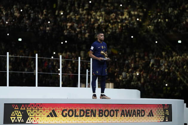 Argentina v France: Final - FIFA World Cup, WM, Weltmeisterschaft, Fussball Qatar 2022 Kylian Mbappe centre-forward of France and Paris Saint-Germain with the trophy of Golden Boot Award during the FIFA World Cup Qatar 2022 Final match between Argentina and France at Lusail Stadium on December 18, 2022 in Lusail City, Qatar. Lusail City Qatar  Copyright: xJosexBretonx originalFilename:breton-argentin221218_npfNx.jpg