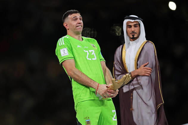 Emiliano Martinez of Argentina, elected the best goalkeeper, celebrates the title after the match between Argentina and France, for the Final of the FIFA World Cup, WM, Weltmeisterschaft, Fussball Qatar 2022, at Lusail Stadium, this Sunday, 18. Photo: Heuler Andrey DiaEsportivo 30761 (Heuler Andrey SPP) Copyright: xHeulerxAndreyx xSPPx spp-en-HeAn-HADE9989