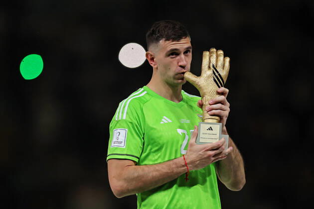 Emiliano Martinez of Argentina, elected the best goalkeeper, celebrates the title after the match between Argentina and France, for the Final of the FIFA World Cup, WM, Weltmeisterschaft, Fussball Qatar 2022, at Lusail Stadium, this Sunday, 18. Photo: Heuler Andrey DiaEsportivo 30761 (Heuler Andrey SPP) Copyright: xHeulerxAndreyx xSPPx spp-en-HeAn-HADE9996