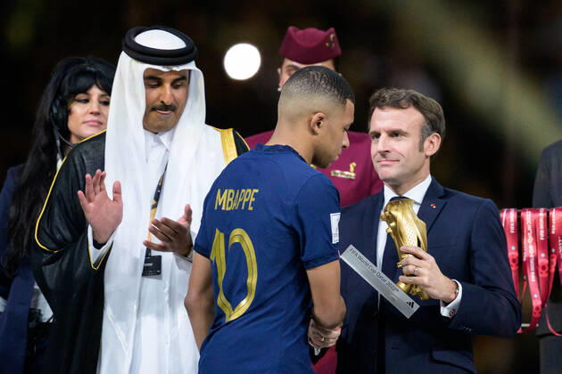 Sport Themen der Woche KW50 Sport Bilder des Tages 221218 Kylian Mbappe of France and Emmanuel Macron, President of France, after the FIFA World Cup, WM, Weltmeisterschaft, Fussball 2022 final between Argentina and France on December 18, 2022 in Doha. Photo: Joel Marklund BILDBYRAN kod JM JM0415 bbeng fotboll football soccer fotball vm fotbolls-vm fotball-vm fotbolls-vm 2022 fifa world cup 2022 final argentina frankrike france depp dejected Copyright: JOELxMARKLUND BB221218JM278