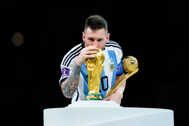 221218 Lionel Messi of Argentina kisses the FIFA World Cup, WM, Weltmeisterschaft, Fussball Trophy after winning the FIFA World Cup 2022 final between Argentina and France on December 18, 2022 in Doha. Photo: Joel Marklund BILDBYRAN kod JM JM0415 bbeng fotboll football soccer fotball vm fotbolls-vm fotball-vm fotbolls-vm 2022 fifa world cup 2022 final argentina frankrike france champions world champions FIFA World Cup Champions Gold medalist jubel celebration Copyright: JOELxMARKLUND BB221218JM279