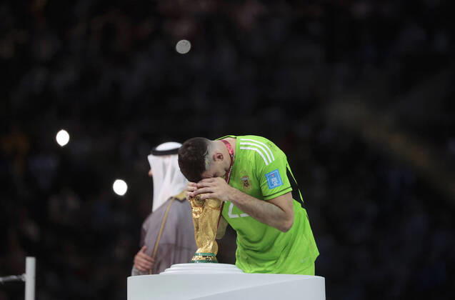 Emiliano Martinez goalkeeper of Argentina touches the World Cup trophy in the final of the FIFA World Cup, WM, Weltmeisterschaft, Fussball soccer tournament between Argentina and France at Lusail stadium in Lusail, Qatar, 18 December 2022. Soccer World Cup 2022: Argentina - France !ACHTUNG: NUR REDAKTIONELLE NUTZUNG!  Copyright: xJuanxIgnacioxRoncoronix GR7389 20221218-4793002b9e942c25597c8b41d904d74592388047
