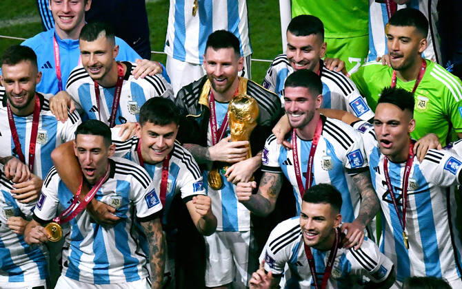 Fussball Weltmeisterschaft, Herren, Qatar 2022, Finale, Lusail Iconic Stadium, Argentinien - Frankreich 4:2 n.E.; Lionel Messi (ARG) mit Pokal in Mitten seiner Mitspieler. Jubel, Freude, Aktion. FIFA REGULATIONS PROHIBIT ANY USE OF PHOTOGRAPHS AS IMAGE SEQUENCES AND OR QUASI-VIDEO