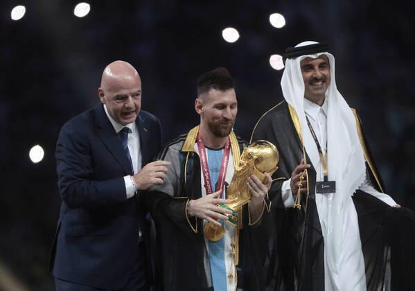 Lionel Messi (C) from Argentina poses with the World Cup trophy together with FIFA President Giovanni Vincenzo (L) and the Emir of the State of Qatar in the final of the FIFA World Cup, WM, Weltmeisterschaft, Fussball soccer tournament between Argentina and France at Lusail stadium in Lusail, Qatar, 18 December 2022. Soccer World Cup 2022: Argentina - France !ACHTUNG: NUR REDAKTIONELLE NUTZUNG!  Copyright: xJuanxIgnacioxRoncoronix GR7388 20221218-d6f3a80e8ded01e8d27636f728970343807a9650