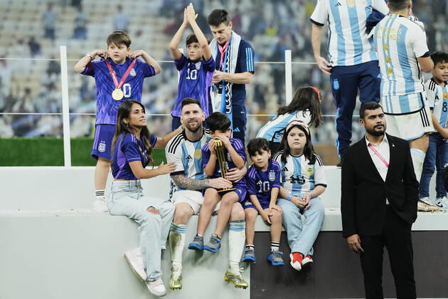 Sport Bilder des Tages Argentina v France: Final - FIFA World Cup, WM, Weltmeisterschaft, Fussball Qatar 2022 Lionel Messi right winger of Argentina and Paris Saint-Germain celebrates with his wife Antonela Roccuzzo and their children and family members following the FIFA World Cup Qatar 2022 Final match between Argentina and France at Lusail Stadium on December 18, 2022 in Lusail City, Qatar. Lusail City Qatar  Copyright: xJosexBretonx originalFilename:breton-argentin221218_np8He.jpg