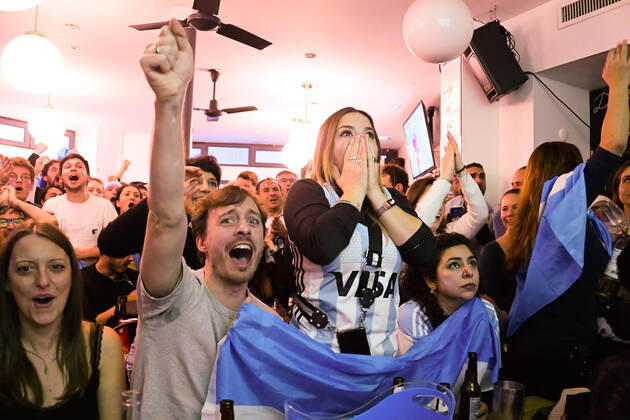 Les supporters de l Argentine au Cafe El Sur Ã Paris - ambiance - FOOTBALL : Les supporters de l Argentine - Paris - 18 12 2022 FedericoPestellini Panoramic 
