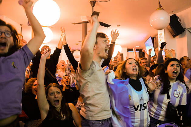 Les supporters de l Argentine au Cafe El Sur à Paris - ambiance - FOOTBALL : Les supporters de l Argentine - Paris - 18 12 2022 FedericoPestellini Panoramic
