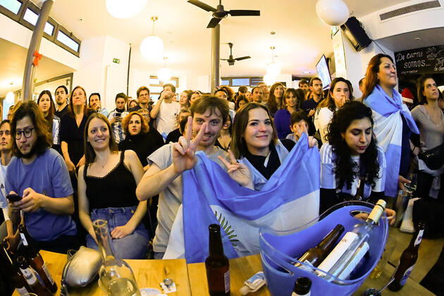 Les supporters de l Argentine au Cafe El Sur Ã Paris - ambiance - FOOTBALL : Les supporters de l Argentine - Paris - 18 12 2022 FedericoPestellini Panoramic 