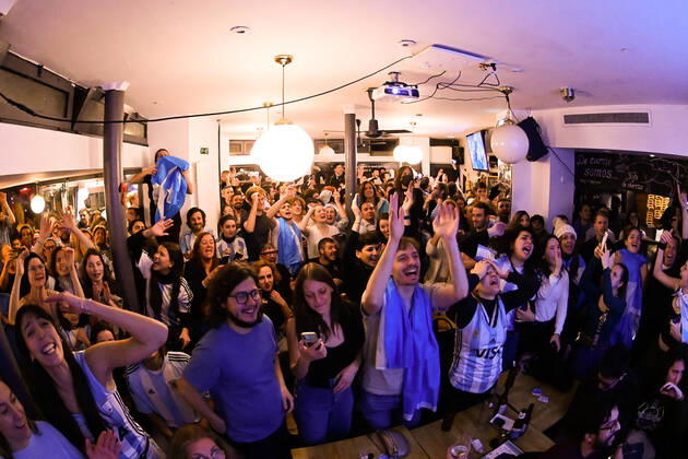 Les supporters de l Argentine au Cafe El Sur Ã Paris - ambiance - FOOTBALL : Les supporters de l Argentine - Paris - 18 12 2022 FedericoPestellini Panoramic 