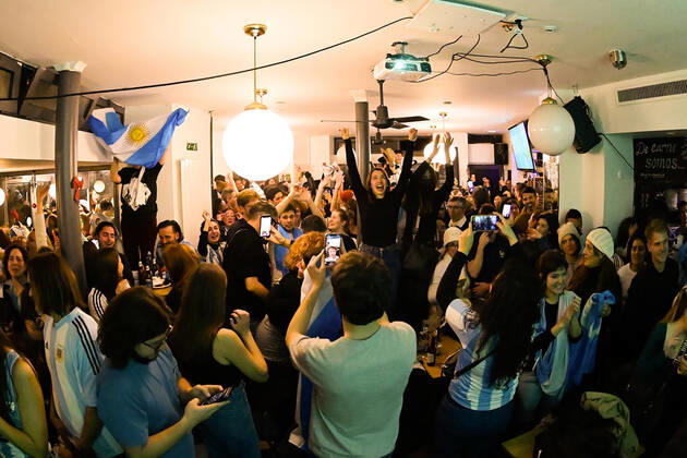 Les supporters de l Argentine au Cafe El Sur Ã Paris - ambiance - FOOTBALL : Les supporters de l Argentine - Paris - 18 12 2022 FedericoPestellini Panoramic 