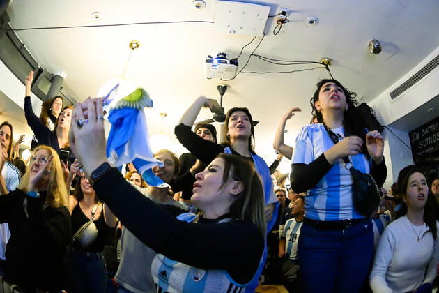 Les supporters de l Argentine au Cafe El Sur Ã Paris - ambiance - FOOTBALL : Les supporters de l Argentine - Paris - 18 12 2022 FedericoPestellini Panoramic 