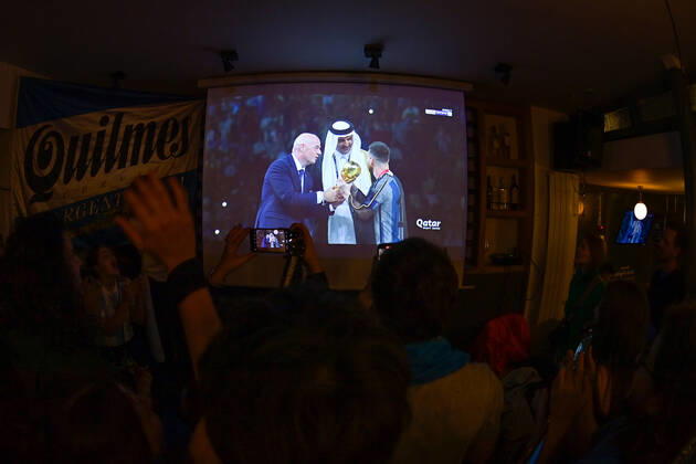 Les supporters de l Argentine au Cafe El Sur Ã Paris - ambiance - FOOTBALL : Les supporters de l Argentine - Paris - 18 12 2022 FedericoPestellini Panoramic 