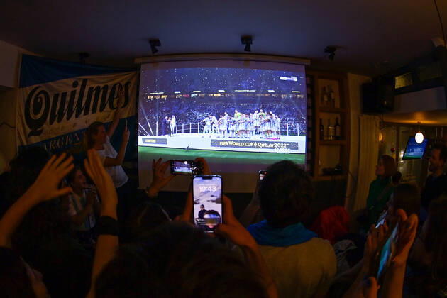 Les supporters de l Argentine au Cafe El Sur à Paris - ambiance - FOOTBALL : Les supporters de l Argentine - Paris - 18 12 2022 FedericoPestellini Panoramic