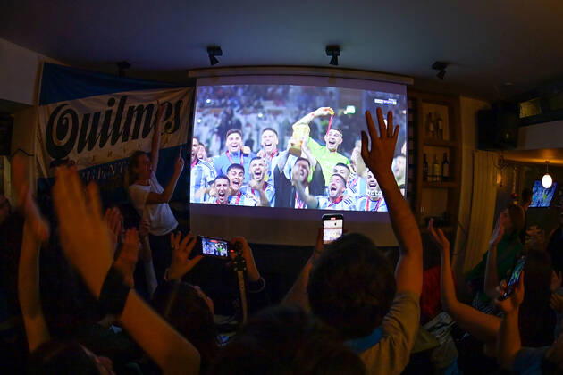 Les supporters de l Argentine au Cafe El Sur Ã Paris - ambiance - FOOTBALL : Les supporters de l Argentine - Paris - 18 12 2022 FedericoPestellini Panoramic 