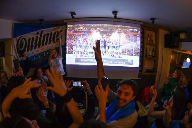 Les supporters de l Argentine au Cafe El Sur Ã Paris - ambiance - FOOTBALL : Les supporters de l Argentine - Paris - 18 12 2022 FedericoPestellini Panoramic 