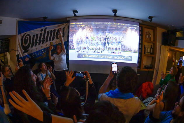 Les supporters de l Argentine au Cafe El Sur Ã Paris - ambiance - FOOTBALL : Les supporters de l Argentine - Paris - 18 12 2022 FedericoPestellini Panoramic 