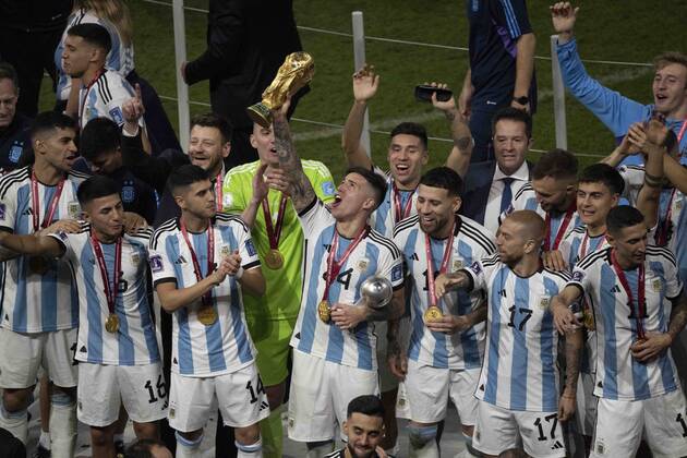 LUSAIL CITY, QATAR - DECEMBER 18: Enzo Fernandez of Argentina lifts the FIFA World Cup, WM, Weltmeisterschaft, Fussball Trophy after the FIFA World Cup Qatar 2022 Final match between Argentina and France at Lusail Stadium on December 18, 2022 in Lusail City, Qatar. (Photo by Sebastian Frej) WCS  Copyright: xSebastianxFrej