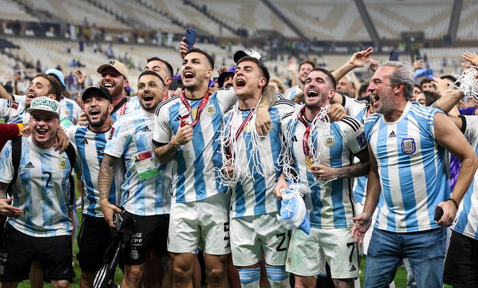 QATAR, LUSAIL - DECEMBER 18, 2022: Argentina s players Leandro Paredes, Paulo Dybala, Rodrigo de Paul (L-R centre), teammates and fans celebrate after the trophy ceremony for the 2022 FIFA World Cup, WM, Weltmeisterschaft, Fussball final football match between Argentina and France at Lusail Iconic Stadium. Argentina won 3-3 (4-2) in a penalty shootout. Sergei Bobylev TASS  56489985