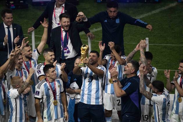 LUSAIL CITY, QATAR - DECEMBER 18: Former soccer player Sergio AgÃ¼ero lifts the FIFA World Cup, WM, Weltmeisterschaft, Fussball Trophy after the FIFA World Cup Qatar 2022 Final match between Argentina and France at Lusail Stadium on December 18, 2022 in Lusail City, Qatar. (Photo by Sebastian Frej) WCS  Copyright: xSebastianxFrej