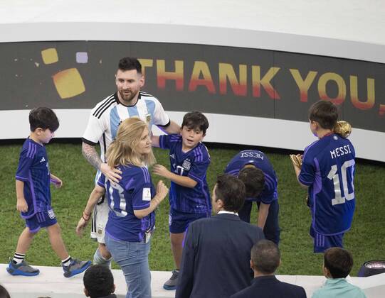 LUSAIL CITY, QATAR - DECEMBER 18: Lionel Messi of Argentina with his family after the FIFA World Cup, WM, Weltmeisterschaft, Fussball Qatar 2022 Final match between Argentina and France at Lusail Stadium on December 18, 2022 in Lusail City, Qatar. (Photo by Sebastian Frej) WCS  Copyright: xSebastianxFrej