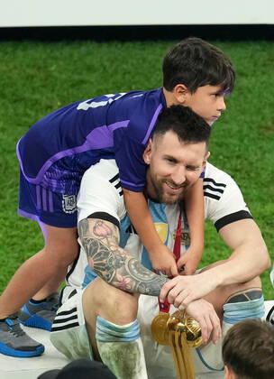 (221218) -- LUSAIL, Dec. 18, 2022 -- Lionel Messi of Argentina celebrates with his family after the awarding ceremony of the 2022 FIFA World Cup, WM, Weltmeisterschaft, Fussball at Lusail Stadium in Lusail, Qatar, Dec. 18, 2022. ) (SP)QATAR-LUSAIL-2022 WORLD CUP-FINAL-ARG VS FRA PanxYulong