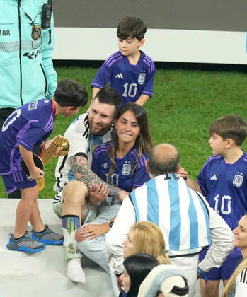 (221218) -- LUSAIL, Dec. 18, 2022 -- Lionel Messi of Argentina celebrates with his families after the awarding ceremony of the 2022 FIFA World Cup, WM, Weltmeisterschaft, Fussball at Lusail Stadium in Lusail, Qatar, Dec. 18, 2022. ) (SP)QATAR-LUSAIL-2022 WORLD CUP-FINAL-ARG VS FRA PanxYulong