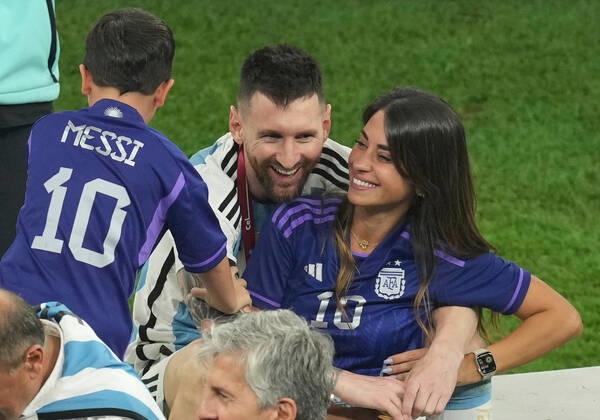 (221218) -- LUSAIL, Dec. 18, 2022 -- Lionel Messi of Argentina celebrates with his families after the awarding ceremony of the 2022 FIFA World Cup, WM, Weltmeisterschaft, Fussball at Lusail Stadium in Lusail, Qatar, Dec. 18, 2022. ) (SP)QATAR-LUSAIL-2022 WORLD CUP-FINAL-ARG VS FRA PanxYulong